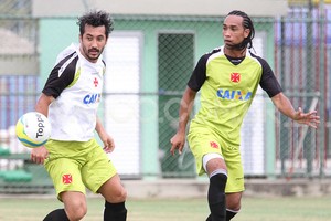 douglas everton costa vasco treino (Foto: Marcelo Sadio / vasco.com.br)