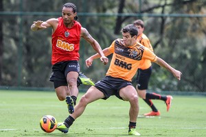 Rosinei e Leandro Donizete no treino do Atlético-MG (Foto: Bruno Cantini / Flickr do Atlético-MG)