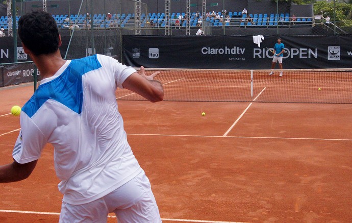 tênis Rafael Nadal e Thomaz Bellucci treinando Rio Open (Foto: Matheus Tibúrcio)