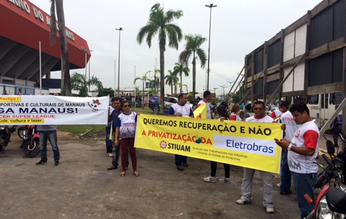 Manifestantes arena amazonia (Foto: Bito Marques)