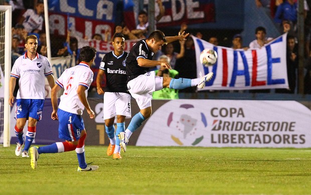 Ramiro afasta a bola contra o Nacional (Foto: Lucas Uebel/Divulgação, Grêmio)