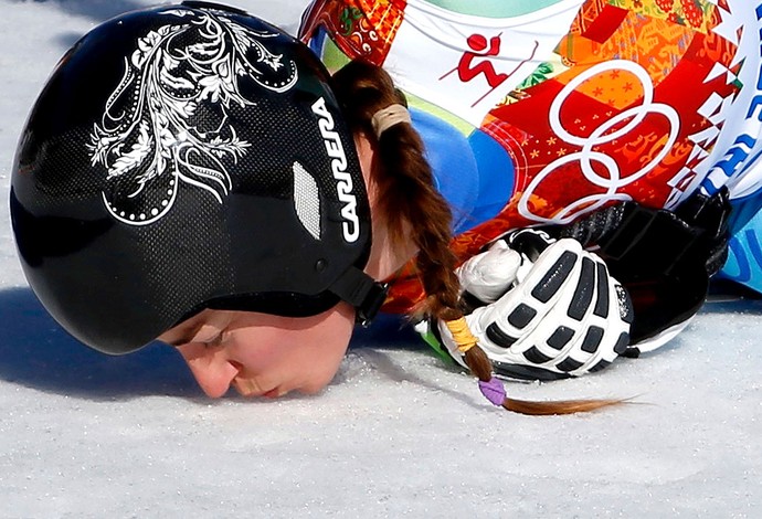 SOCHI boa foto - esqui alpino Tina MAze beija o gelo (Foto: Agência Reuters)