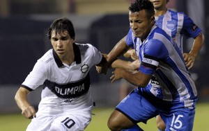 Pablo Zeballos do Olímpia Pedro Quiñonez do Emelec (Foto: AFP)