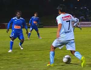 Volante Tinga, do Cruzeiro, contra o Real Garcilaso (Foto: Reprodução / TV Globo Minas)