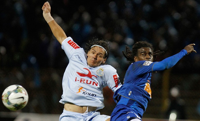 Tinga e Ramon Rodriguez, Real Garcilaso x Cruzeiro (Foto: AP)