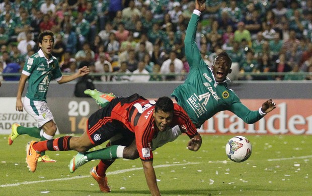 André Santos e Arizala penalti, Leon x Flamengo (Foto: EFE)