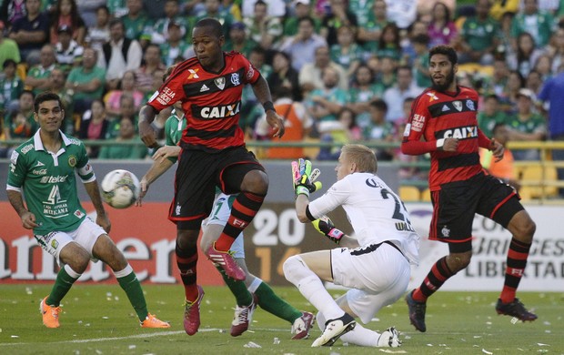 Samir e Wallace, Leon x Flamengo (Foto: EFE)