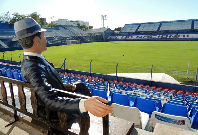 carlos gardel grêmio nacional estátua parque central montevidéu uruguai (Foto: Lucas Rizzatti/GloboEsporte.com)