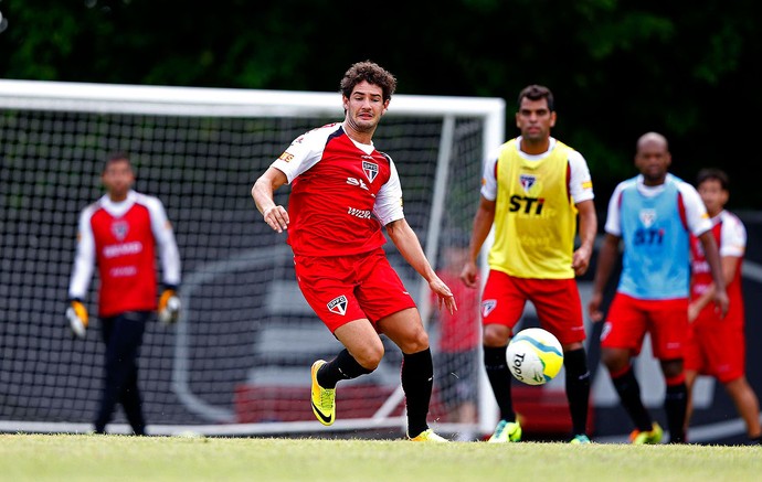 Alexandre Pato São Paulo treino (Foto: Marcos Ribolli / Globoesporte.com)