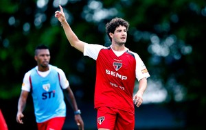 Alexandre Pato São Paulo treino (Foto: Marcos Ribolli / Globoesporte.com)