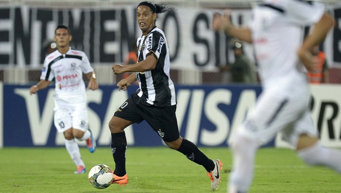 Ronaldinho, Zamora x Atlético-MG (Foto: AFP)