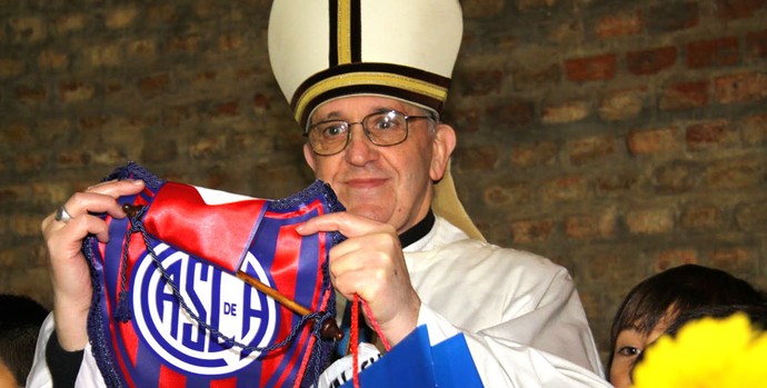 Papa Francisco I com o escudo do San Lorenzo (Foto: Reprodução)