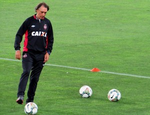 Miguel Ángel Portugal, técnico Atlético-PR (Foto: Fernando Freire)