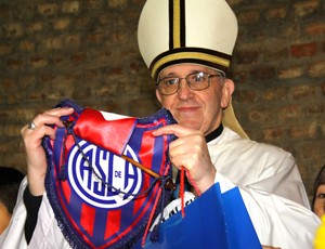 Papa Francisco I com o escudo do San Lorenzo (Foto: Reprodução)