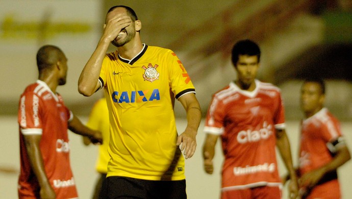 Danilo corinthians e Mogi mirim (Foto: Marcos Ribolli / Globoesporte.com)