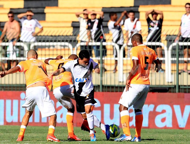 Montoya vasco e NOva Iguacu (Foto: Marcelo Sadio / Vasco.com.br)