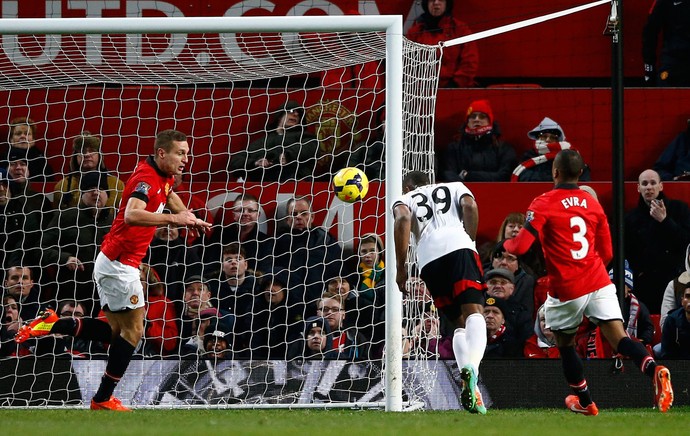 Darren Bent marca, Manchester United x Fulham (Foto: Reuters)