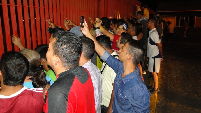 Torcedores fazem festa para chegada do Atlético-MG (Foto: Léo Simonini)