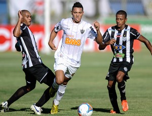 lance de Tupi e Atlético_MG  (Foto: Pedro Vilela / Agência Estado)