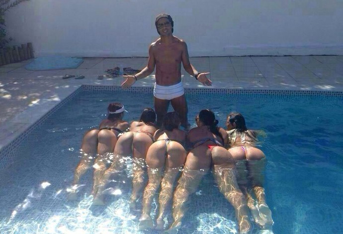 Ronaldinho Gaucho piscina (Foto: Reprodução)