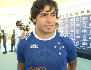 Ricardo Goulart observa detalhes da nova camisa do Cruzeiro (Foto: Reprodução / TV Globo Minas)