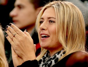 Maria Sharapova assistindo a patinação em Sochi (Foto: AP)