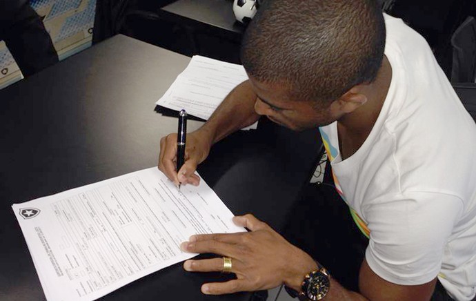 Junior Cesar contrato com o Botafogo (Foto: Divulgação)