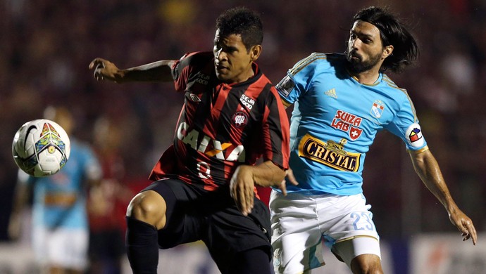 Ederson e Jorge Cazulo, Atlético-PR x Sporting Cristal (Foto: Reuters)