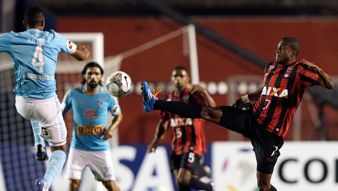 Marcelo Cirino e Adan Balbin, Atlético-PR x Sporting Cristal (Foto: Reuters)