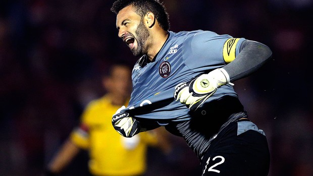 Weverton goleiro do Atlético-PR comemoração  (Foto: Reuters)