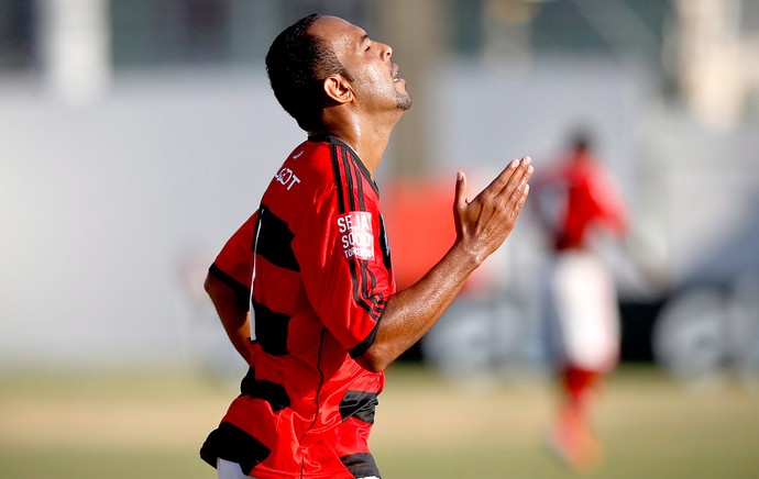 Alecsandro comemoração no jogo Flamengo e Boavista (Foto: Guito Moreto / Agência O Globo)