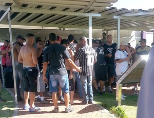 torcida no CT do Corinthians invasão (Foto: Rodrigo Faber)