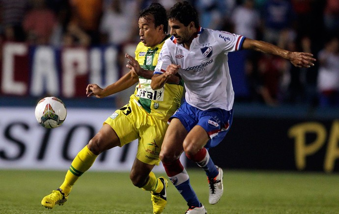 Juan Manuel Diaz e Wilder Zabala, Nacional x Oriente Petrolero (Foto: Reuters)