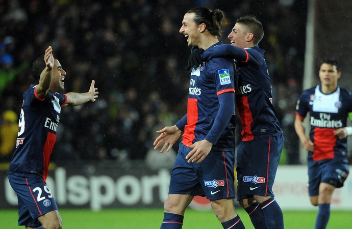 Lucas e Ibrahimovic comemoram, Nantes x PSG (Foto: AFP)