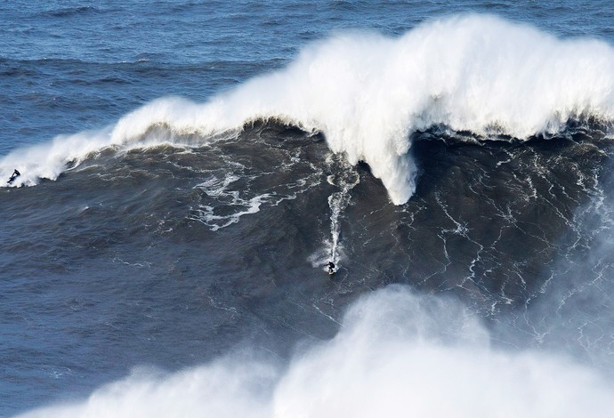 Andrew Cotton onda gigante surfe (Foto: AP)