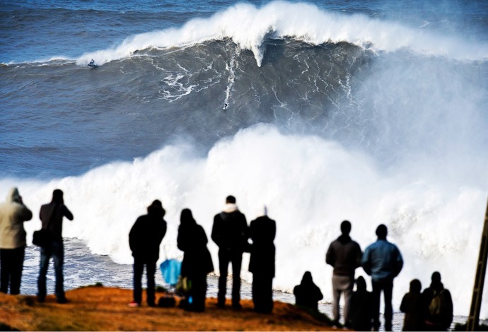 Andrew Cotton onda gigante surfe (Foto: AP)