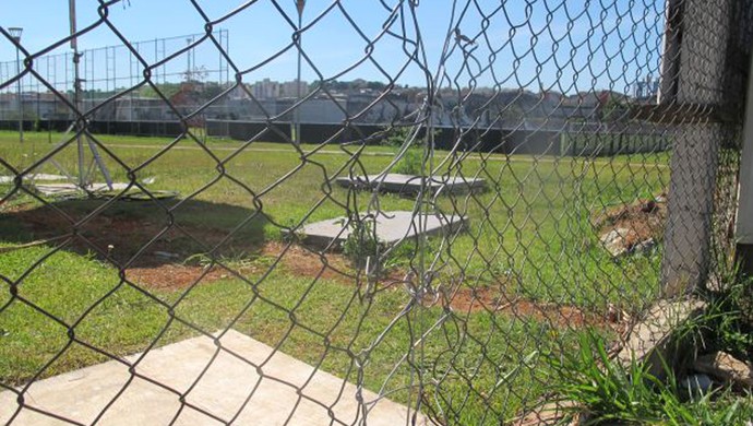 Segurança terceirizada e alambrados remendados na entrada do CT (Foto: Diego Ribeiro)