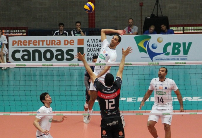 Fora de casa, o Cruzeiro venceu o Canoas por 3 sets a 2 (Foto: Divulgação / TXT)