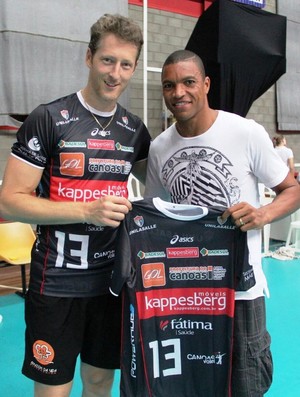 O goleiro Dida, do Internacional, ganhou uma camisa do campeão olímpico Gustavo Endres ao final do jogo.  (Foto: Divulgação)