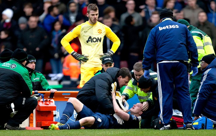 Phil Jones atendimento jogo Manchester United e Stoke City (Foto: AP)