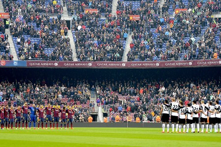 jogo Barcelona e Valencia homenagem Luis Aragones (Foto: AFP)