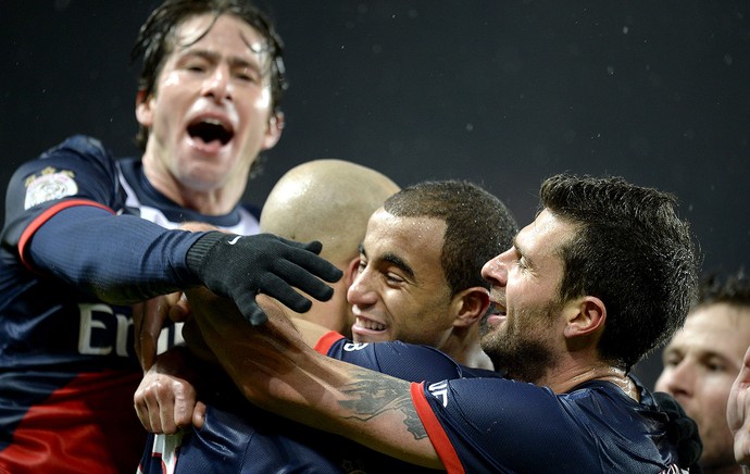 Lucas e Alex comemoração PSG (Foto: AFP)