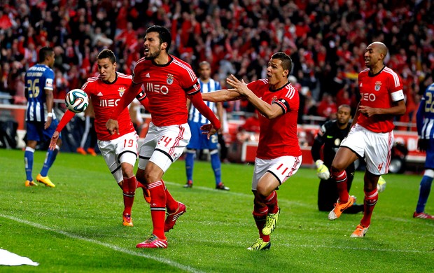 Ezequiel gol Benfica contra Porto (Foto: Reuters)