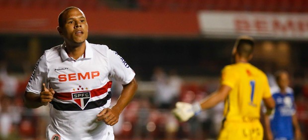 Luis Fabiano comemora, São Paulo x Rio Claro (Foto: Rafael Neddermeyer/Agência Estado)