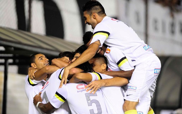 Santos x Corinthians - thiago ribeiro comemora (Foto: Marcos Ribolli)