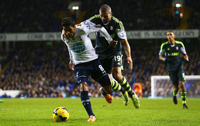 paulinho tottenham stoke city (Foto: Agência Getty Images)