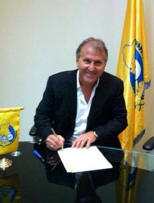 Zico assina contrato com o Al Gharafa (Foto: Reprodução)