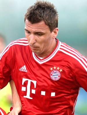 Mandzukic amistorso Brescia Bayern de Munique (Foto: Agência AFP)