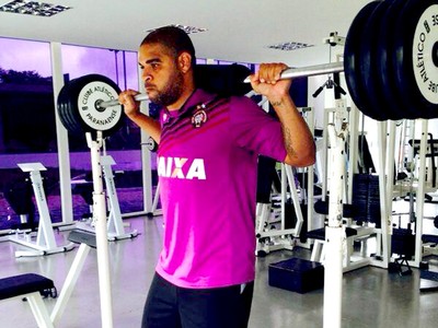 Adriano treino academia Atlético-PR (Foto: Reprodução / Twitter)