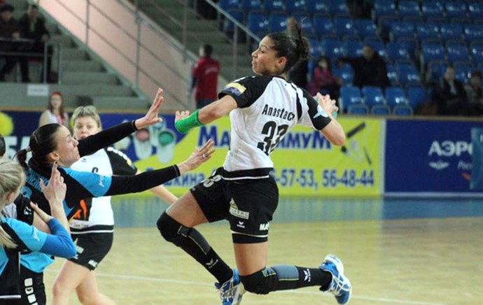 Jaqueline Anastácio jogadora de handebol (Foto: Divulgação / Facebook Oficial)